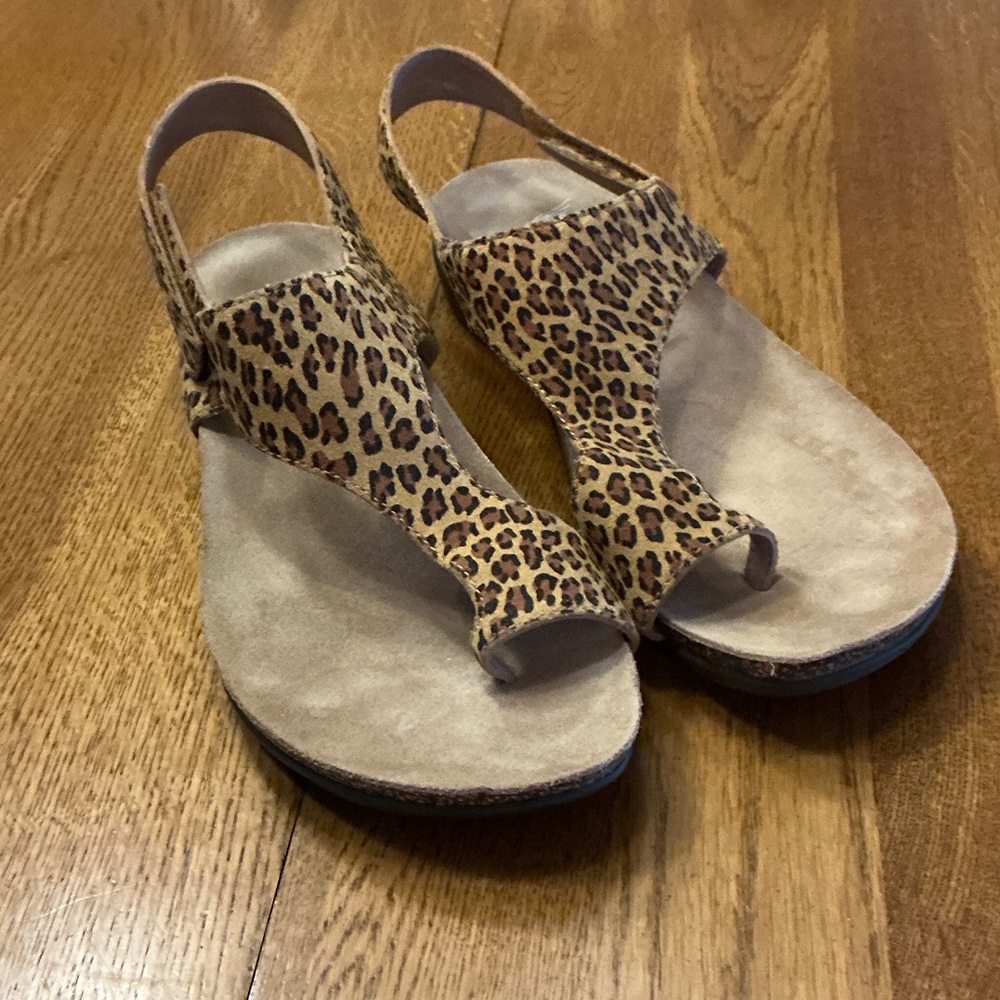 Woman’s Dansko animal print leather thong sandal. Size 39. Barely worn. Like new